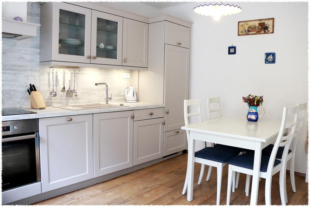 Apartment Dane Примоштен Екстер'єр фото