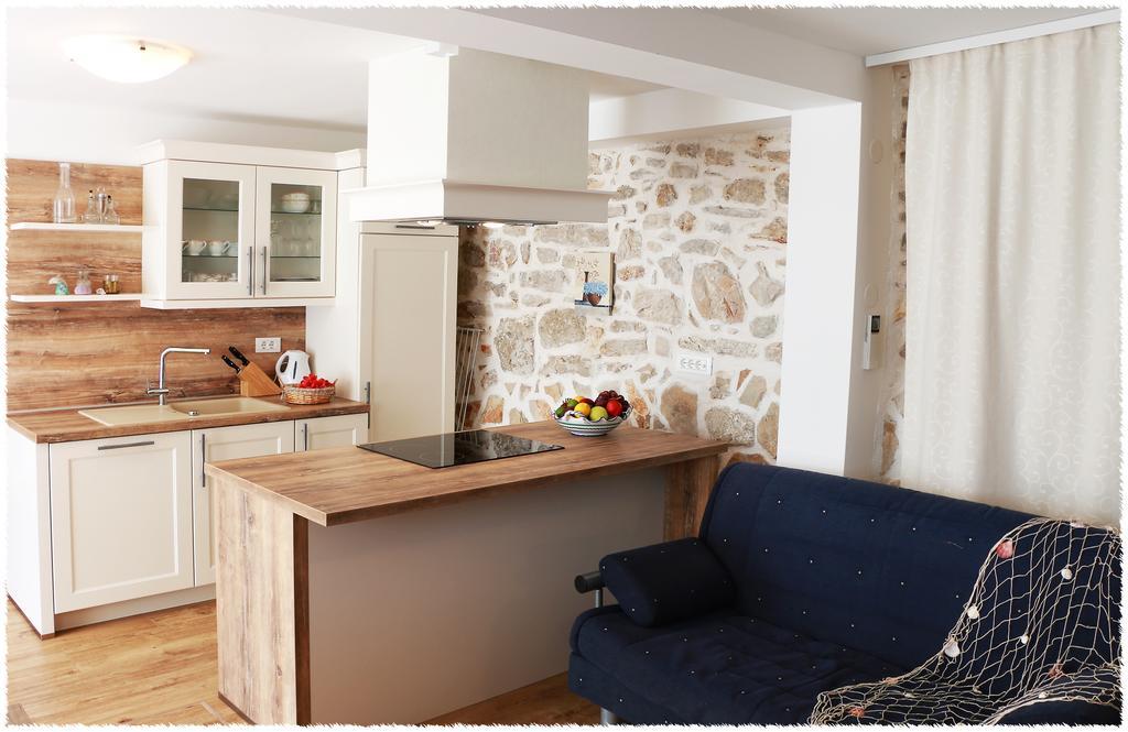 Apartment Dane Примоштен Екстер'єр фото